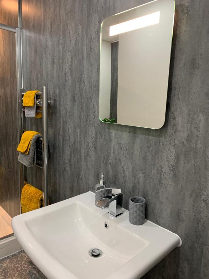 The Greens Apartment Farnworth 외부 사진