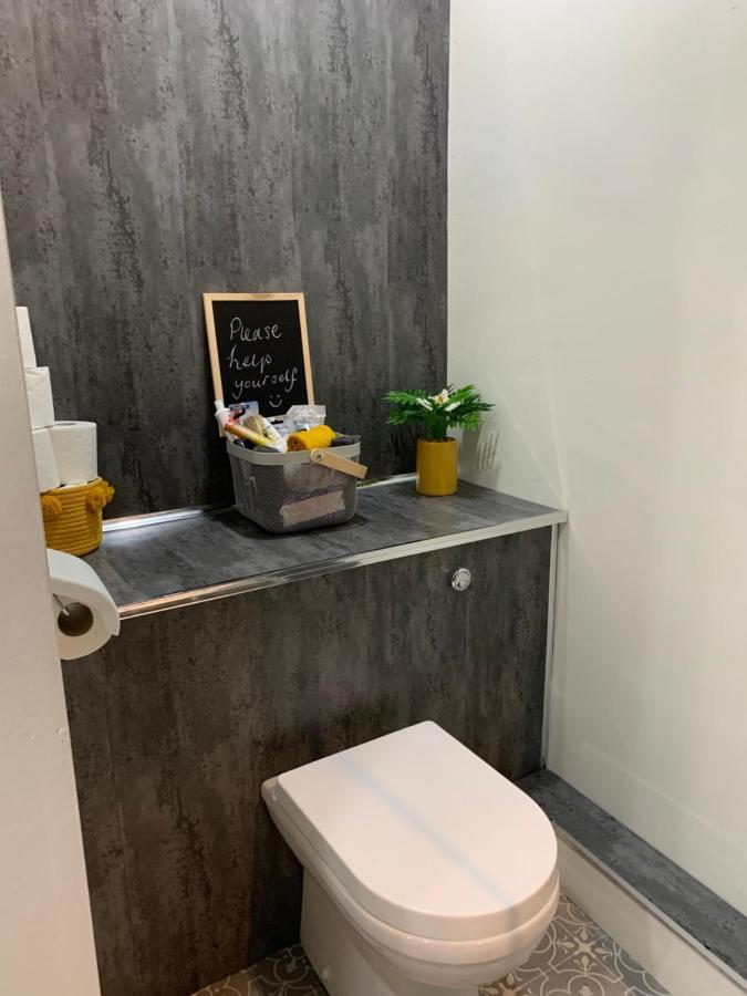 The Greens Apartment Farnworth 외부 사진