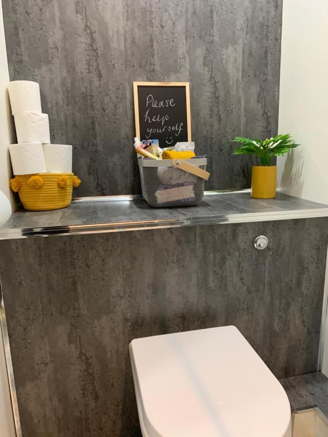 The Greens Apartment Farnworth 외부 사진
